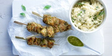Σουβλάκια κοτόπουλου και πικάντικη λαχανοσαλάτα