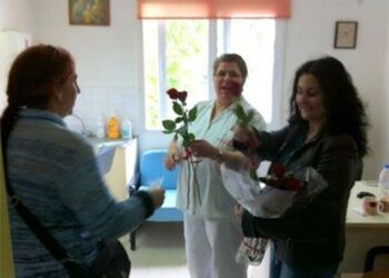 Μοίρασαν κόκκινα τριαντάφυλλα στις γυναίκες του νοσοκομείου