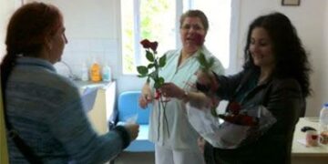 Μοίρασαν κόκκινα τριαντάφυλλα στις γυναίκες του νοσοκομείου