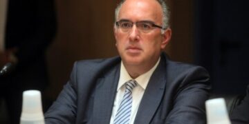 Βόμβα Παπαδόπουλου:”Η τρόικα υπηρετεί ιδιωτικά συμφέροντα”