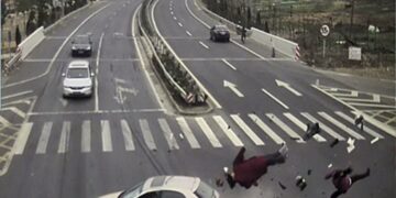 Σοκαριστικό: Ζευγάρι εκτοξεύεται στον αέρα μετά από σύγκρουση με διερχόμενο όχημα