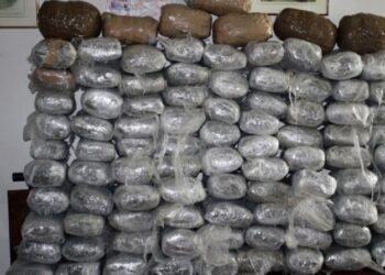 Οι μεταφορείς ανέπτυξαν ταχύτητα όταν είδαν τους αστυνομικούς και εγκατέλειψαν το αυτοκίνητο σε μικρή απόσταση, καταφέρνοντας να εξαφανιστούν μέσα στο σκοτάδι