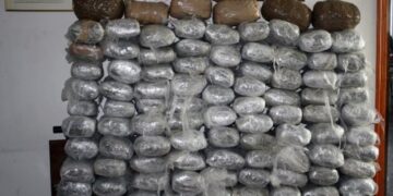 Οι μεταφορείς ανέπτυξαν ταχύτητα όταν είδαν τους αστυνομικούς και εγκατέλειψαν το αυτοκίνητο σε μικρή απόσταση, καταφέρνοντας να εξαφανιστούν μέσα στο σκοτάδι