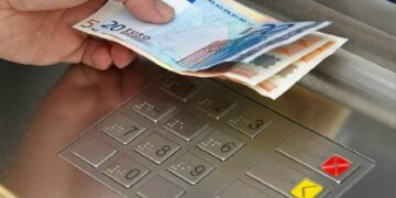Καστοριά: Έκανε ανάληψη από ΑΤΜ με… ξεχασμένη κάρτα! “Βούτηξαν” τις οικονομίες ηλικιωμένου στην Κοζάνη!