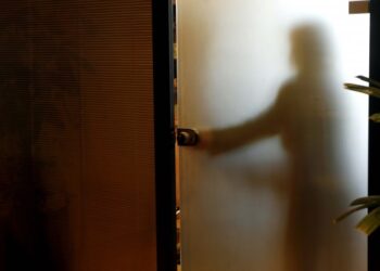 Ποιοι θα βγουν σε διαθεσιμότητα ως τα μέσα Απριλίου – Επιμένει σε απολύσεις από το Δημόσιο και το 2015 η τρόικα