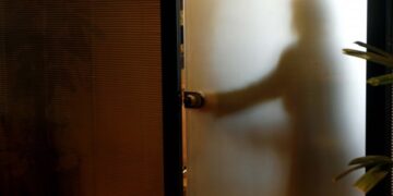 Ποιοι θα βγουν σε διαθεσιμότητα ως τα μέσα Απριλίου – Επιμένει σε απολύσεις από το Δημόσιο και το 2015 η τρόικα