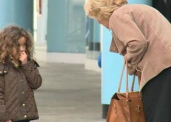 ΣΟΚΑΡΙΣΤΙΚΟ! Δυο κοριτσάκια έκαναν ότι χάθηκαν αλλά … πόσοι τις βοήθησαν;