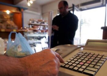 Πως να μειώσετε το φόρο σας με αποδείξεις. Στο 100% προσμετρούνται τα σούπερ μάρκετ και τα καύσιμα