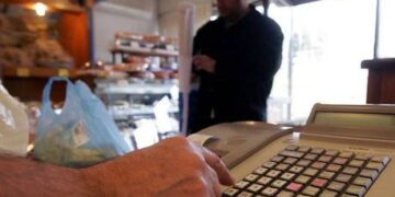 Πως να μειώσετε το φόρο σας με αποδείξεις. Στο 100% προσμετρούνται τα σούπερ μάρκετ και τα καύσιμα