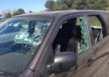 Έτσι έγινε το αυτοκίνητο του δημοσιογράφου Πάσχου Μανδραβέλη μετά την επίθεση – Δείτε φωτό!