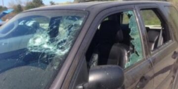 Έτσι έγινε το αυτοκίνητο του δημοσιογράφου Πάσχου Μανδραβέλη μετά την επίθεση – Δείτε φωτό!