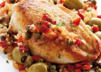 Στήθος κοτόπουλο σοτέ, με πράσινες ελιές, πιπεριές και κάπαρη