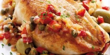 Στήθος κοτόπουλο σοτέ, με πράσινες ελιές, πιπεριές και κάπαρη