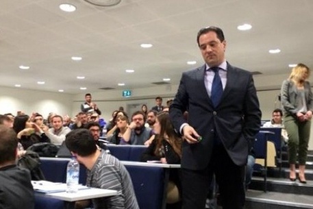 «Πλουσιόπαιδο» του Λονδίνου προς «Αξιότιμο κ. Γεωργιάδη»