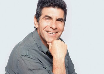 Γιάννης Μπέζος: «Δεν μου αρέσουν ούτε τα φιλιά ούτε οι αγκαλιές από τους θαυμαστές»