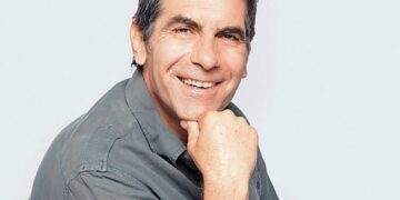 Γιάννης Μπέζος: «Δεν μου αρέσουν ούτε τα φιλιά ούτε οι αγκαλιές από τους θαυμαστές»