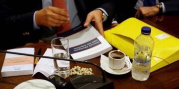 Άνω-κάτω η Βουλή με τους τσάμπα καφέδες των βουλευτών