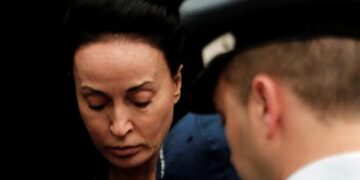 Η σύζυγος του πρώην υπουργού Εθνικής Άμυνας Άκη Τσοχατζόπουλου, Βίκυ Σταμάτη οδηγείται στο Τριμελές Εφετείο Κακουργημάτων, Αθήνα,Τετάρτη 8 Μαϊου 2013. Ενώπιον του Τριμελούς Εφετείου Κακουργημάτων, συνεχίστηκε η δίκη του 'Ακη Τσοχατζόπουλου και των 18 συγκατηγορουμένων του στην υπόθεση διακίνησης παράνομου χρήματος από «μίζες» εξοπλιστικών προγραμμάτων. ΑΠΕ-ΜΠΕ/ΑΠΕ-ΜΠΕ/ΑΛΚΗΣ ΚΩΝΣΤΑΝΤΙΝΙΔΗΣ