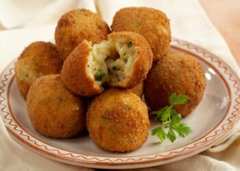 Arancini (παναρισμένες κροκέτες ρυζιού)