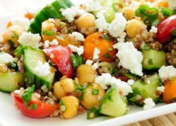 Σαλάτα με κινόα, ρεβίθια, ντομάτες, αγγούρι και φέτα