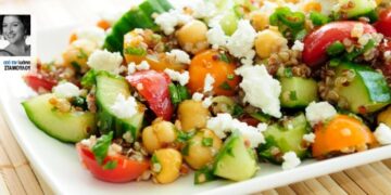 Σαλάτα με κινόα, ρεβίθια, ντομάτες, αγγούρι και φέτα