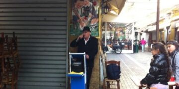 Θεσσαλονίκη: Ο μουσικός του δρόμου που κάνει θραύση στα social media – Δείτε το βίντεο!