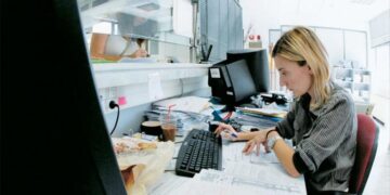 Αλαλούμ και ταλαιπωρία στις εφορίες για 1 εκατ. μισθωτούς με ανείσπρακτες αποδοχές