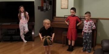 Δεν μπορείτε να φανταστείτε τι κάνει αυτό το δίχρονο αγοράκι! Τέτοιο ταλέντο δεν έχετε ξαναδεί (βίντεο)