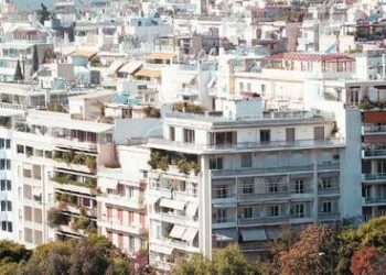 Κομισιόν: Από τον Ιανουάριο του 2017 η εξίσωση των τιμών των ακινήτων