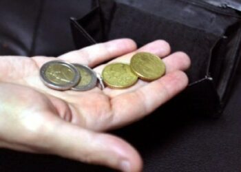 Σε κίνδυνο φτώχειας 685.000 Ελληνόπουλα