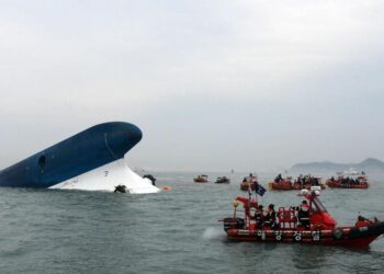 Σκηνές Τιτανικού στη Ν. Κορέα, δύο νεκροί και περισσότεροι από 300 αγνοούμενοι
