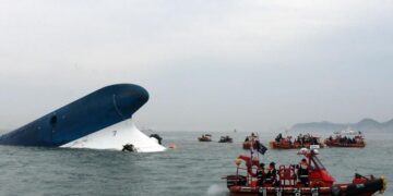 Σκηνές Τιτανικού στη Ν. Κορέα, δύο νεκροί και περισσότεροι από 300 αγνοούμενοι