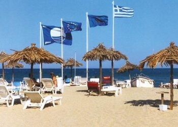 Δεύτερη στον κόσμο η Ελλάδα με 408 βραβευμένες ακτές