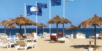 Δεύτερη στον κόσμο η Ελλάδα με 408 βραβευμένες ακτές