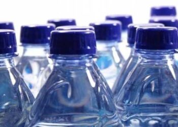 Γέμιζε φιάλες νερού από τη βρύση και τις πωλούσε ως εμφιαλωμένες