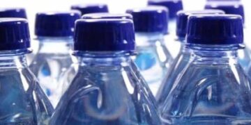 Γέμιζε φιάλες νερού από τη βρύση και τις πωλούσε ως εμφιαλωμένες