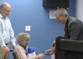 99χρονη πήρε πτυχίο μετά από 75 χρόνια