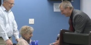 99χρονη πήρε πτυχίο μετά από 75 χρόνια