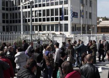 Στάση εργασίας και συγκέντρωση από τους εργαζόμενους στον ΟΑΕΔ