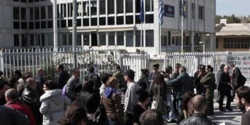 Στάση εργασίας και συγκέντρωση από τους εργαζόμενους στον ΟΑΕΔ