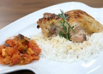 Γεμιστό κοτόπουλο με μελιτζάνες, λουκάνικο γαλοπούλας και φέτα