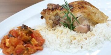 Γεμιστό κοτόπουλο με μελιτζάνες, λουκάνικο γαλοπούλας και φέτα