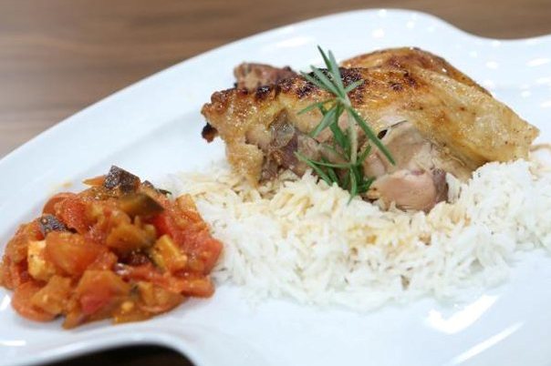 Γεμιστό κοτόπουλο με μελιτζάνες, λουκάνικο γαλοπούλας και φέτα