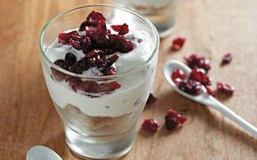 Γιαούρτι με muesli και cranberries