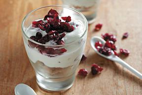 Γιαούρτι με muesli και cranberries