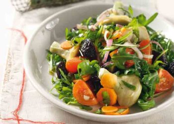 Σαλάτα με αγκινάρες, ντοματίνια και ελιές