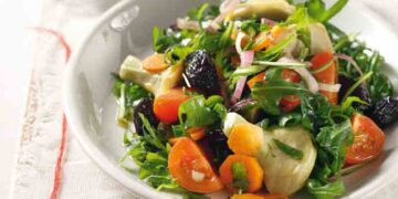 Σαλάτα με αγκινάρες, ντοματίνια και ελιές