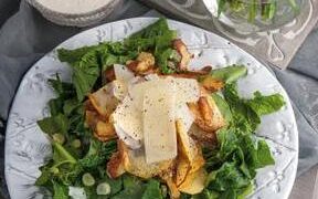 Σαλάτα με τσιπς πατάτας και σπανάκι