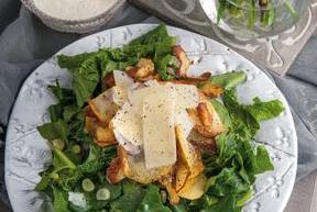 Σαλάτα με τσιπς πατάτας και σπανάκι