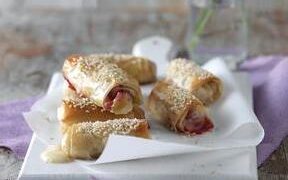 Φλογέρες με τυρί, φράουλες και προσούτο